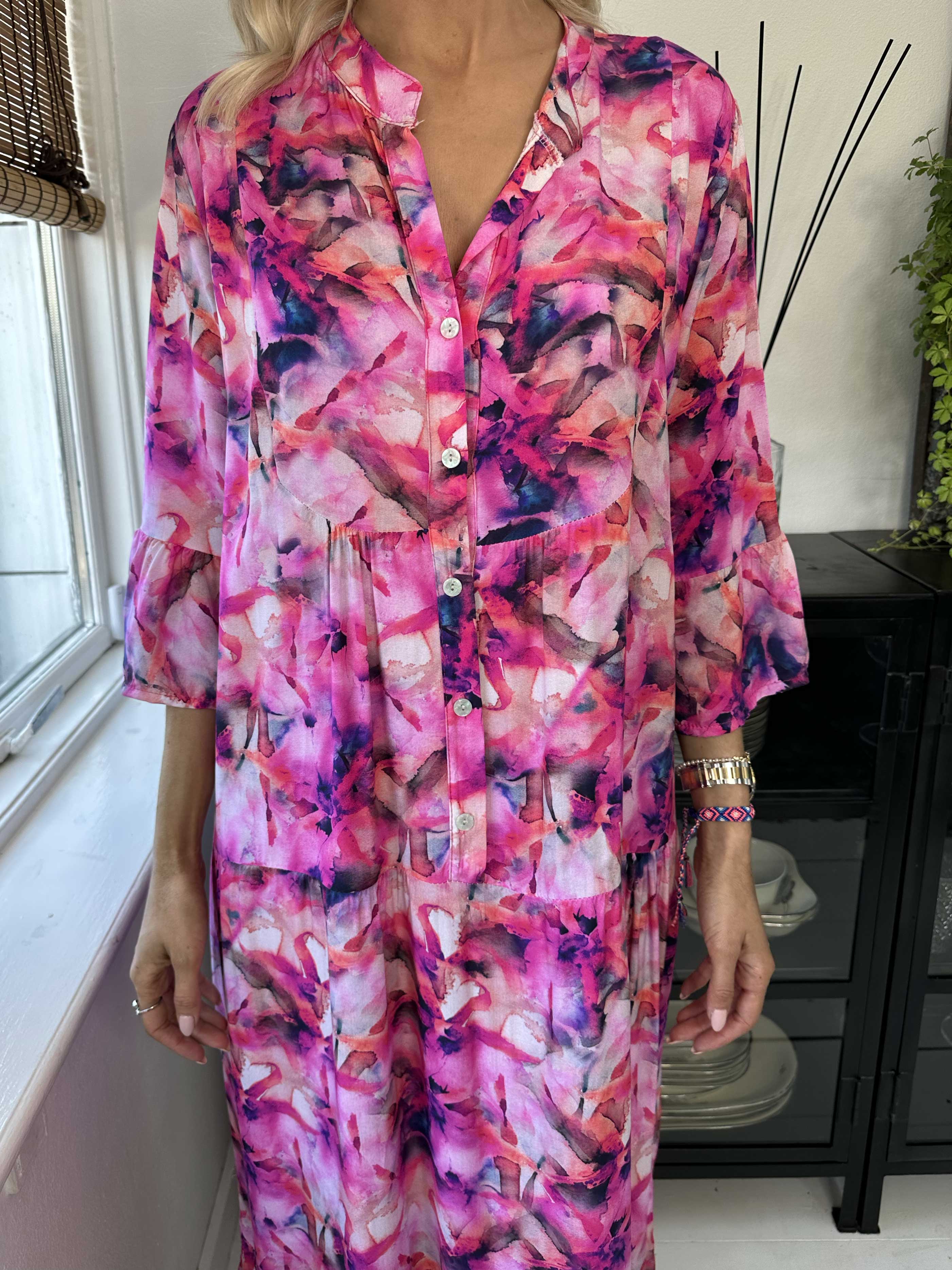 Timian - Lang mønstret kjole med lag på lag look